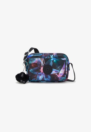 Borsa con motivo floreale multicolore, realizzata in un tessuto resistente, di forma rettangolare, con dettagli neri e un portachiavi a forma di gorilla peloso attaccato.