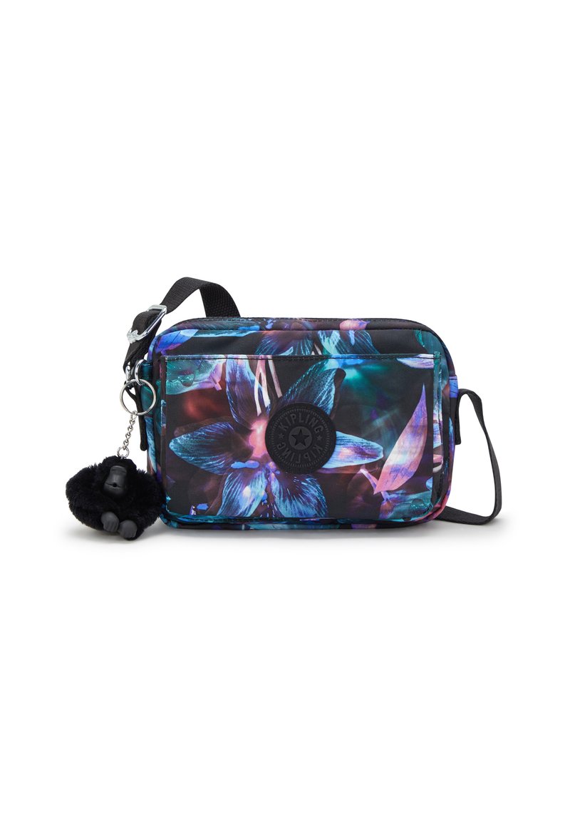 Borsa con motivo floreale multicolore, realizzata in un tessuto resistente, di forma rettangolare, con dettagli neri e un portachiavi a forma di gorilla peloso attaccato.