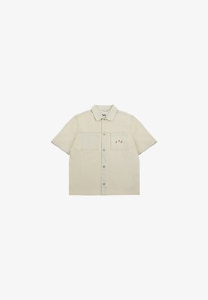 Camisa de ganga bege de mangas curtas com frente de botão, dois bolsos no peito e detalhes bordados em castanho. Apresenta costura de contraste.