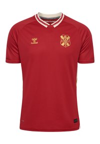 Rode sporttrui van lichtgewicht stof, met een gouden logo en accenten. De kraag heeft witte en zwarte details en is voorzien van korte mouwen.