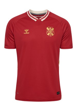Rode sporttrui van lichtgewicht stof, met een gouden logo en accenten. De kraag heeft witte en zwarte details en is voorzien van korte mouwen.