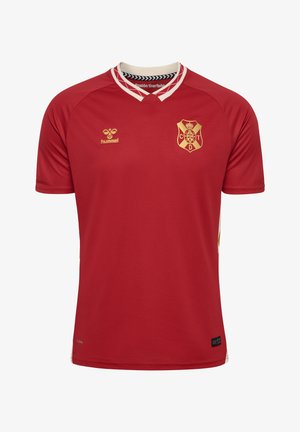 Rød sportsjersey lavet af letvægtsstof, med et guld logo og aksenter. Kraven har hvide og sorte detaljer, og den har korteærmer.