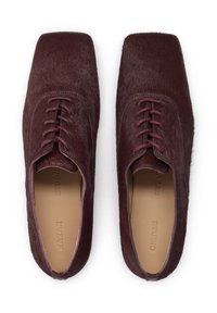 Bordeauxfarbene Schnürschuhe aus weichem, fellähnlichem Material, mit einem quadratischen Zehenbereich und einem glatten Lederinnenteil mit eingeprägtem Logo.