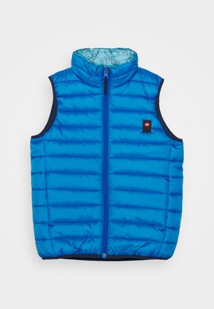 Niebieska kamizelka puchowa z wyściełanym wzorem, wysokim kołnierzem, zamkiem błyskawicznym z przodu i granatowym wykończeniem; wewnętrzna podszewka ma geometryczny wzór.