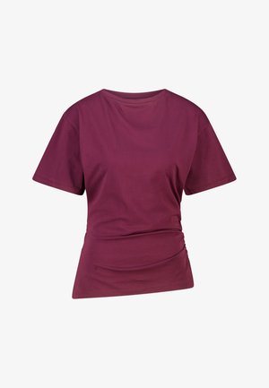 Kurzärmeliges, burgunderrotes T-Shirt mit Rundhalsausschnitt, leicht geraffter Seite und schlichtem Design auf weißem Hintergrund.