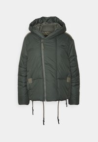 Vadderad jacka i mörkgrön, med huva, dragkedjestängning och elastiska dragsnören i nederkanten, med kontrasterande tygdetaljer.