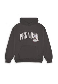 Sudadera gris oscuro con bolsillo frontal y texto blanco "PEGADOR", junto con dos insignias circulares que dicen "Royalty Club Cold Hearted".
