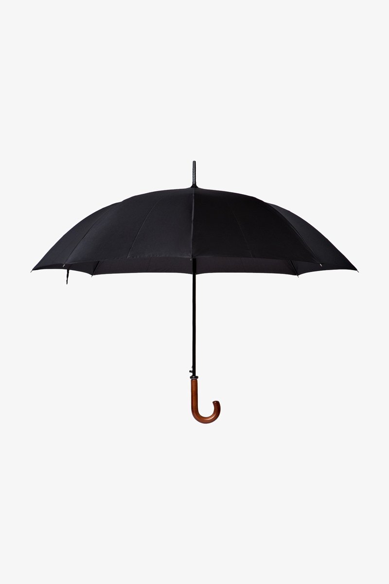 Czarna parasolka z zaokrąglonym drewnianym uchwytem, charakteryzująca się gładkim daszkiem, metalowymi żeberkami i klasycznym designem, idealna do ochrony przed deszczem.