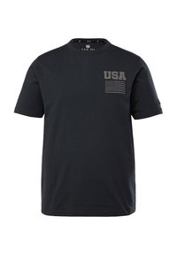 Tmavě modré bavlněné tričko s krátkým rukávem. Na levé straně na hrudi se nachází šedý nápis "USA" a grafika americké vlajky.
