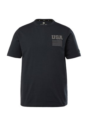 Donkerblauwe katoen t-shirt met korte mouwen. Voorzien van een grijze "USA" tekst en een afbeelding van de Amerikaanse vlag op de linker borstzak.