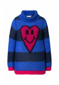 Übergroßer Strickpullover mit horizontalen Streifen in Blau und Marineblau. Eine große pinkfarbene Smiley-Herz-Grafik ist in der Mitte der Vorderseite platziert.