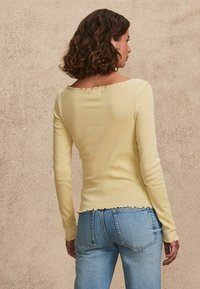 Next Pikkade varrukatega topp - citrine yellow