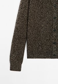 Bruine en zwarte gemêleerde gebreide cardigan met mouwen en voorkant, voorzien van zwarte knopen op een witte achtergrond.
