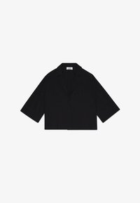 Blazer negro recortado con mangas amplias de tres cuartos y cuello con solapa con muesca, extendido sobre un fondo blanco.