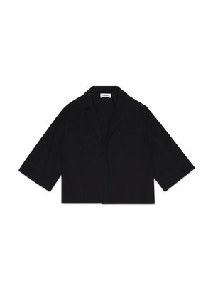 Blazer noir court avec manches larges aux trois-quarts et col à revers en encoche, posé à plat sur un fond blanc.