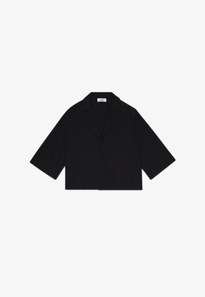 Blazer noir court avec manches larges aux trois-quarts et col à revers en encoche, posé à plat sur un fond blanc.