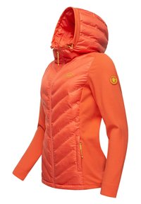 Orange jacka med huva, med kviltat övre tyg, släta nedre ärmar, en ficka med dragkedja och logodetalj på ärmen.