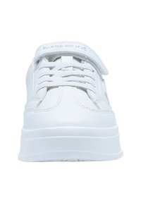 Weiße Sneaker mit einem Obermaterial aus glattem Leder, flachen Schnürsenkeln, gepolstertem Zungen und einer dicken, strukturierten Sohle. Minimale Markierung auf der Zunge.