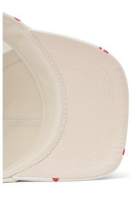 Beigebasballcaps med flat skygge, med røde detaljer, sydde elementer og en myk inderside.