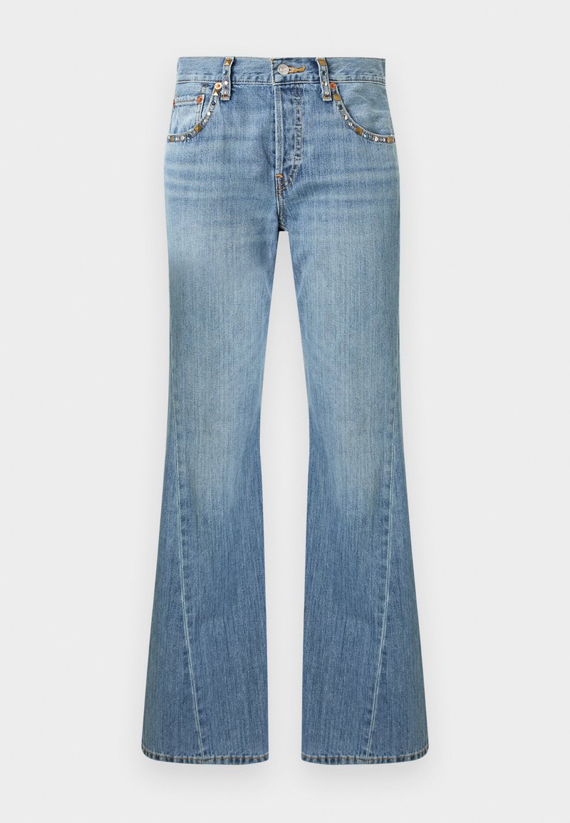 Lyseblå denimjeans med høj talje, vide ben og nittebesætning langs forlommer og bæltestropper.