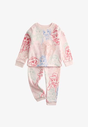 Roze pyjama set bestaande uit een lange mouw top en broek, met een zachte textuur en herhaalde lichte schetsen van verschillende prinsessen in blauw en rood.