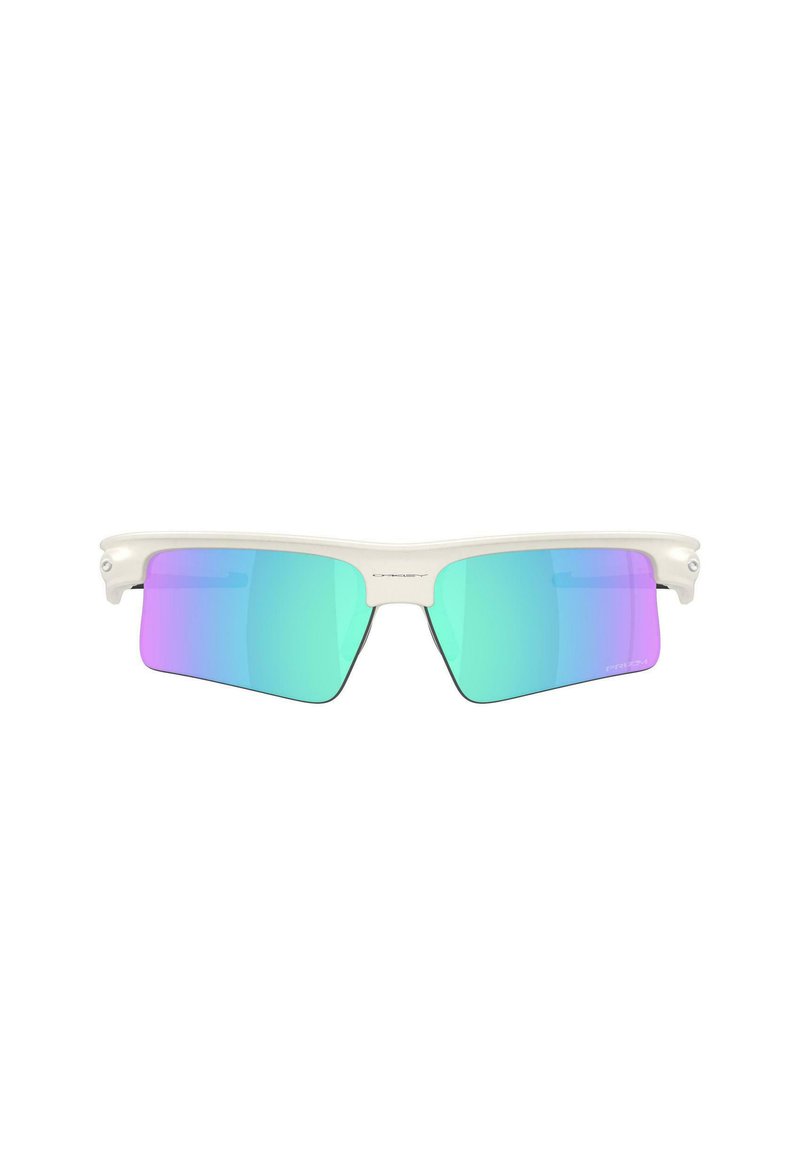 Gafas de sol deportivas blancas con montura semirimless y lentes reflectantes en azul-verde-púrpura, diseñadas para actividades al aire libre.