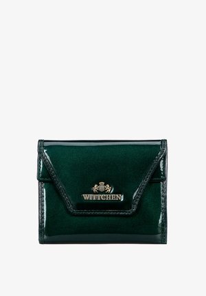 Portafoglio in pelle verniciata verde con patta a pieghe, dettagli del logo in oro e cuciture a contrasto lungo i bordi. Texture liscia in tutto il portafoglio.
