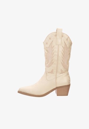 Bota de vaquero de ante beige con patrones bordados, tacón medio apilado y una correa de tirón en el caña.