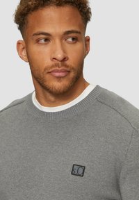 s.Oliver MIT NAHTDETAILS UND LOGO - Strickpullover - graphit
