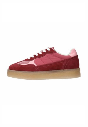 Rode en roze suede sneakers met een rubberen zool, witte veters en een gestructureerde bovenkant met diagonale stiksels.