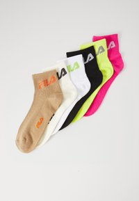 Seis pares de calcetines de equipo en beige, blanco, negro, verde neón y rosa, cada uno con una textura acanalada y el logotipo "Fila" en colores contrastantes.