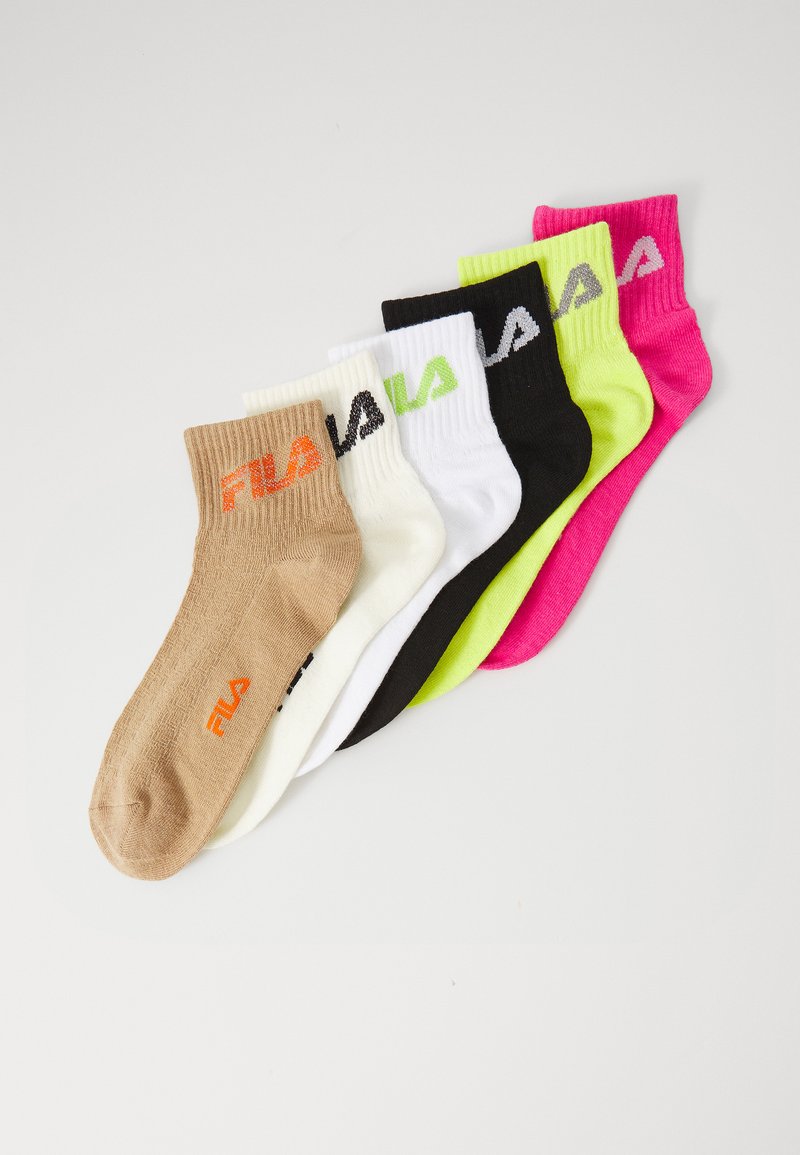 Seis pares de calcetines de equipo en beige, blanco, negro, verde neón y rosa, cada uno con una textura acanalada y el logotipo "Fila" en colores contrastantes.