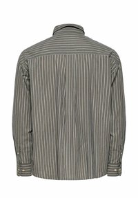 Chemise à manches longues boutonnée avec des rayures verticales et horizontales grises et blanches, vue de dos sur fond blanc.