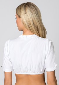 Weißes, gekürztes Blusenshirt mit kurzen Puffärmeln, gerafftem Ausschnitt und elastischem Taillendetail. Weicher Stoff mit glatter Textur.