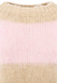 Weicher gestrickter Pulloverstoff mit breiten horizontalen beige und rosa Streifen und einem gerippten beigen Rundhalsausschnitt.