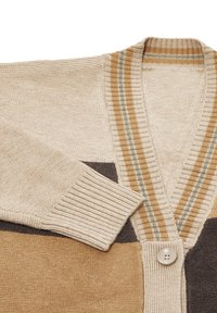 Beige pletený kardigan s V-výstřihem, žebrovanými manžetami, neutrálními barevnými bloky a dekorativním pruhovaným vzorem v hnědé, zelené a pískové barvě.