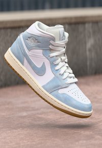 Jordan AIR JORDAN 1 MID SE - Sapatilhas de cano alto - white/worn blue/sail/light brown