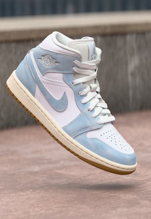 Jordan AIR JORDAN 1 MID SE - High-top trainers - white/worn blue/sail/light brown