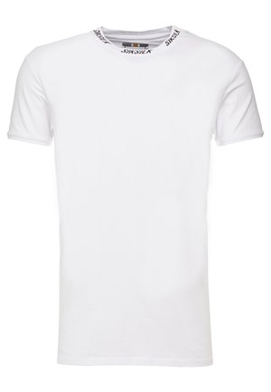 Prosty biały t-shirt z krótkim rękawem i okrągłym dekoltem, z czarnym napisem „SIKSILK” drukowanym wielokrotnie na kołnierzu.