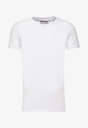T-shirt blanc uni à manches courtes avec un col rond présentant le texte noir "SIKSILK" imprimé à plusieurs reprises sur le col.