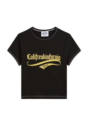 T-shirt nera corta in cotone, con una grafica dorata "Califreakinfornia Juicy" in grassetto, e cuciture a contrasto attorno al colletto.