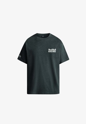 Tumehall puuvillane T-särk ümmarguse kaeluse ja lühikeste varrukatega, mille esipoolses vasakus nurgas ja varrukal on valge "Red Bull RACING" logo.