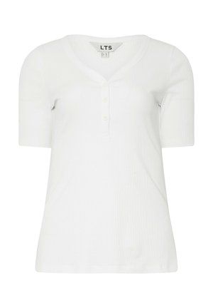 Camiseta blanca de manga corta con canalé, estilo henley, con tres botones delanteros y cuello redondo, etiqueta de la marca "LTS" en el interior del cuello.