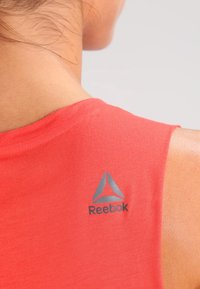 Reebok Top - red