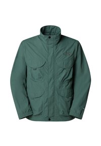 Grüne Outdoor-Jacke aus leichtem Material, mit einem hohen Kragen, mehreren Vorderseitentaschen und elastischen Bündchen. Markenlogo auf der Brust.