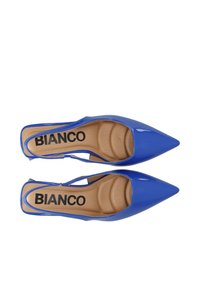 Plave lakirane slingback cipele s oštrom nosom, podstavljenim ulošcima i markiranim uloškom. Glatka tekstura i minimalistički dizajn.