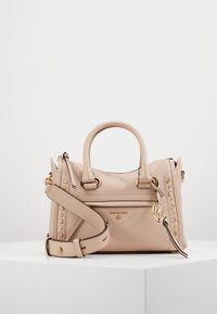 Borsa a mano in pelle rosa soft con hardware dorato, borchie decorative, doppi manici superiori e tracolla rimovibile. Tasca con zip frontale visibile.