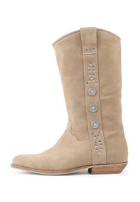 Bottine cowboy en suède beige avec un bout pointu, un petit talon en bois, et des accents décoratifs en argent en forme d'étoile et de clous sur le côté extérieur.