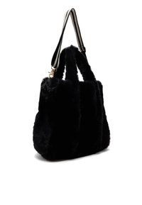 Borsa nera in pelliccia sintetica con una texture soffice, dotata di doppio manico superiore e una tracolla a righe. Forma compatta e arrotondata.