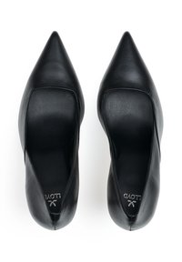 Décolleté in pelle nera con punta a punta, texture liscia, lati bassi e silhouette leggermente curva; logo impresso sulla soletta.